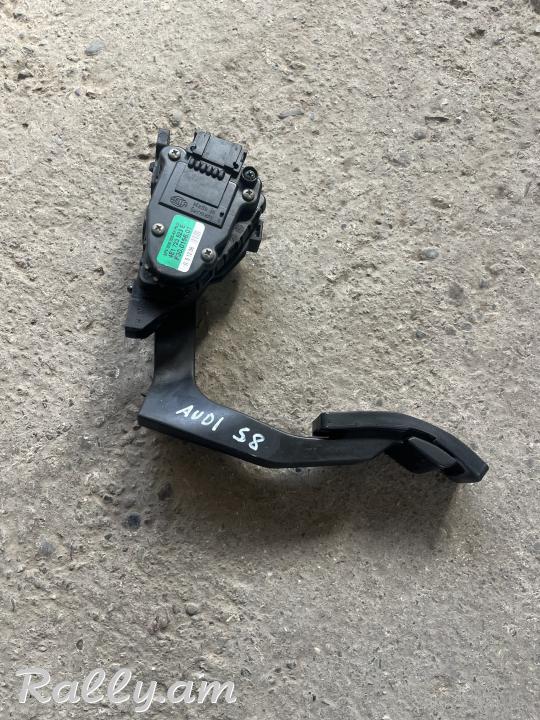 Audi S8 pedal gazi