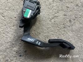Audi S8 pedal gazi