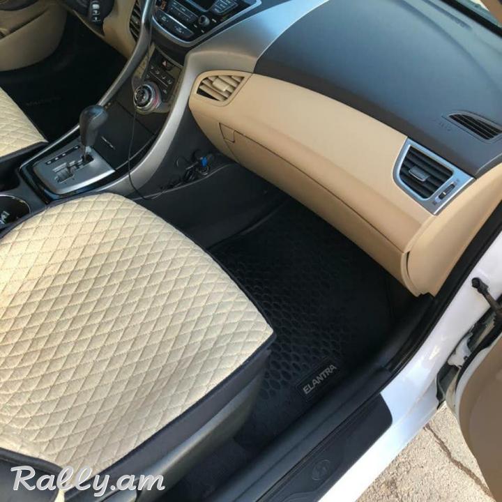 Մեքենայի նստատեղերի ունիվերսալ պաստառներ