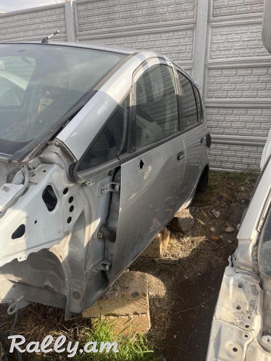 Mitsubishi colt 2003
